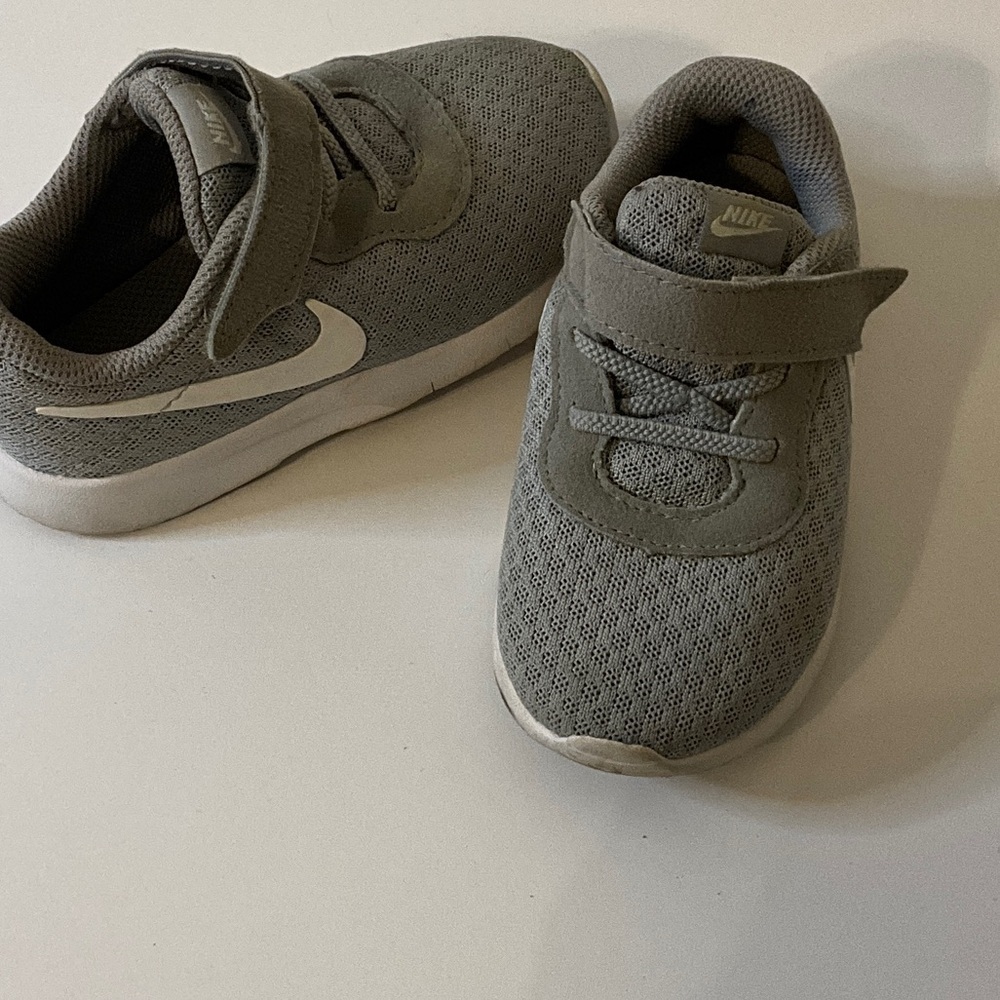 Nike Kids Sneakers in Gray with Velcro